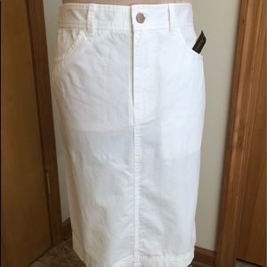 Classic jean skirt style, zip fly, front pockets